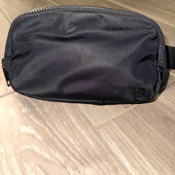 RARE Lululemon Everywhere Belt Bag 1L in black.New Without Tags - Picture 1 of 11